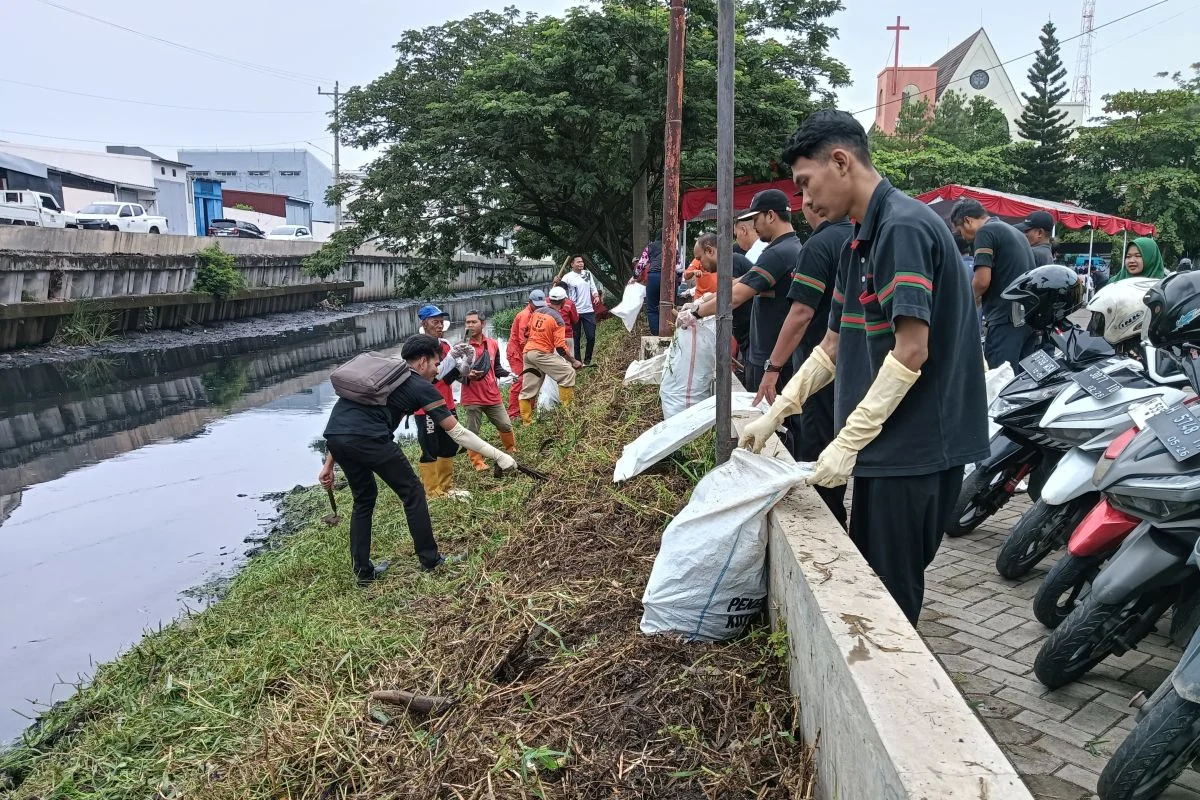 Pemprov Kalsel Kerahkan 350 Personel Bersihkan Sungai dalam Rangka ASRI