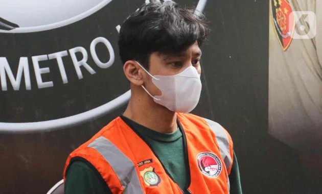 Penampakan Andri Mulyono Pakai Rompi Tahanan Usai Jadi Tersangka Baru Pengadaan Motor Listrik BGN Penampakan Andri Mulyono Pakai Rompi Tahanan Usai Jadi Tersangka Baru Pengadaan Motor Listrik BGN