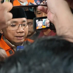 Penampakan Dua Tersangka Kasus Kuota Haji dengan Rompi Oranye oleh KPK