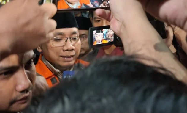 Penampakan Dua Tersangka Kasus Kuota Haji dengan Rompi Oranye oleh KPK Penampakan Dua Tersangka Kasus Kuota Haji dengan Rompi Oranye oleh KPK