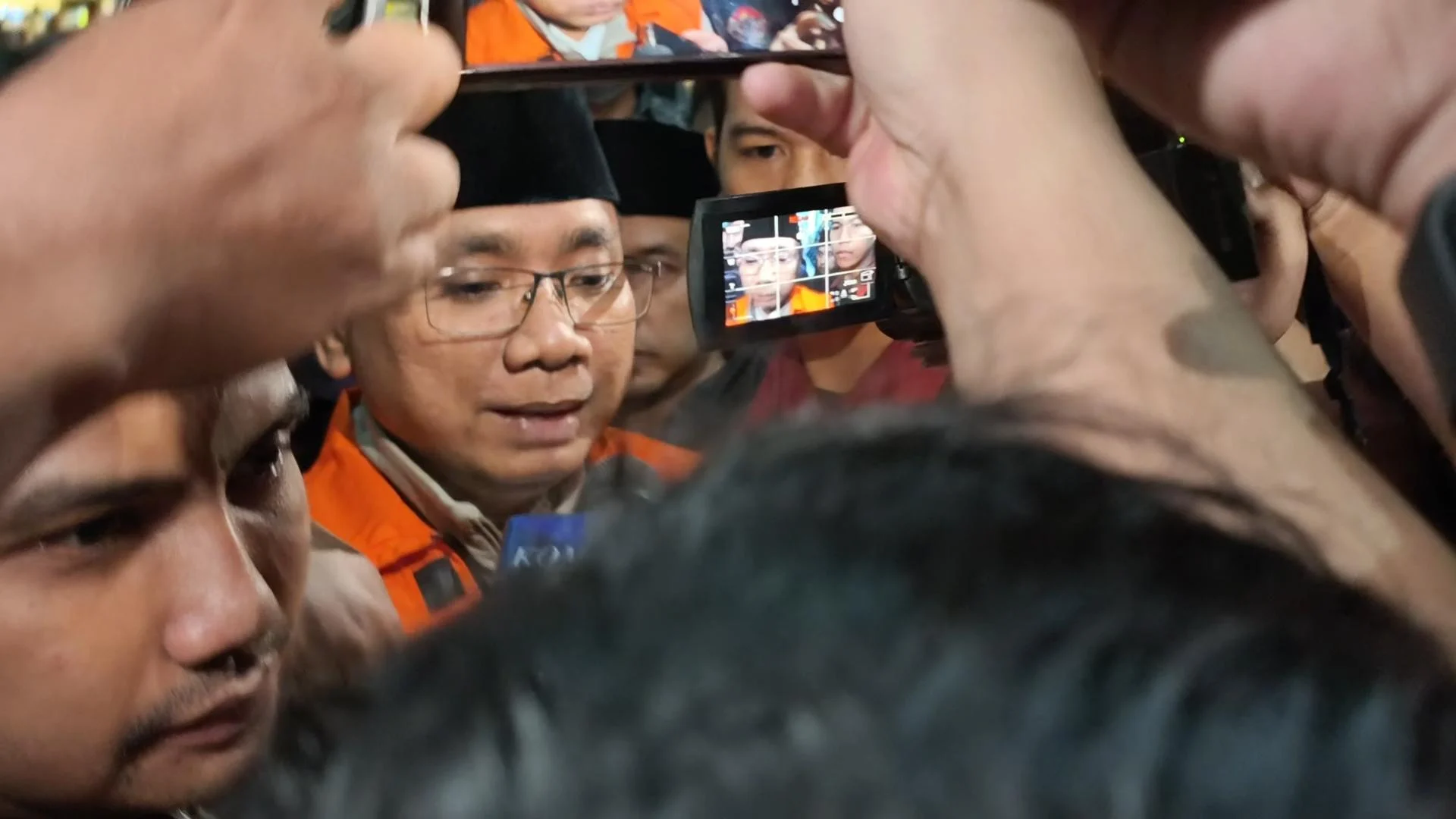 Penampakan Dua Tersangka Kasus Kuota Haji dengan Rompi Oranye oleh KPK