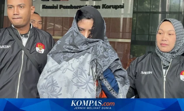 Penampakan Tersangka Penyuap Bupati Muara Enim, Kenakan Rompi Tahanan dan Diam Seribu Bahasa Penampakan Tersangka Penyuap Bupati Muara Enim, Kenakan Rompi Tahanan dan Diam Seribu Bahasa