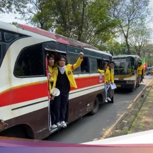 Penampakan Unik Bus Mini Jadul yang Angkut Massa Demo BEM UI