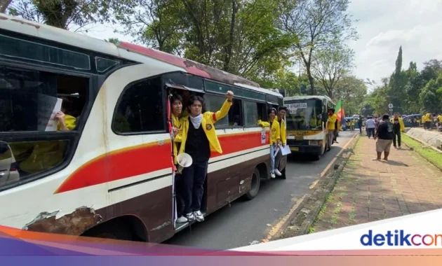 Penampakan Unik Bus Mini Jadul yang Angkut Massa Demo BEM UI Penampakan Unik Bus Mini Jadul yang Angkut Massa Demo BEM UI