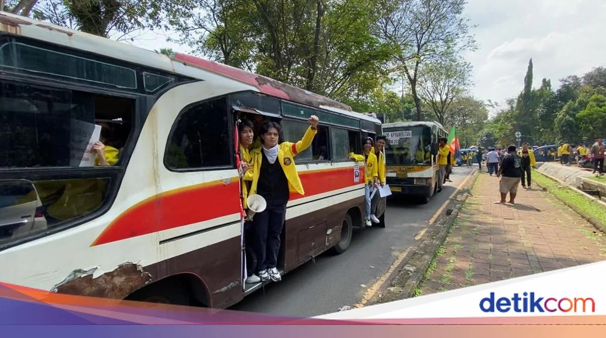 Penampakan Unik Bus Mini Jadul yang Angkut Massa Demo BEM UI