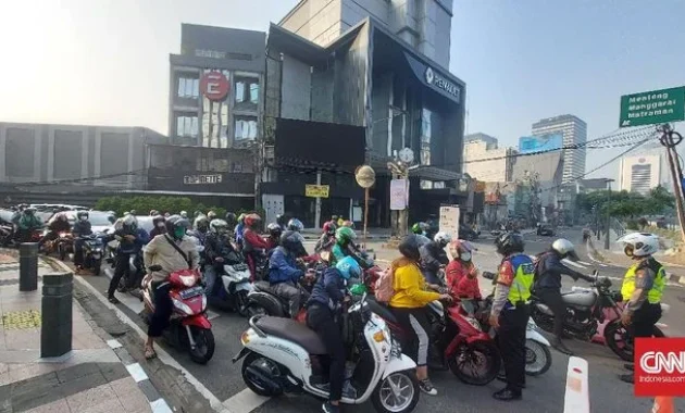 Pengendara Protes di Jalan Sudirman dengan Membunyikan Klakson: Tuntutan terhadap Prabowo, Gibran, dan Kebijakan Pajak