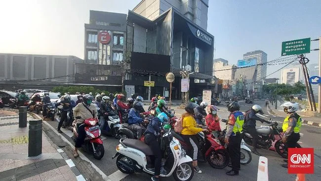 Pengendara Protes di Jalan Sudirman dengan Membunyikan Klakson: Tuntutan terhadap Prabowo, Gibran, dan Kebijakan Pajak
