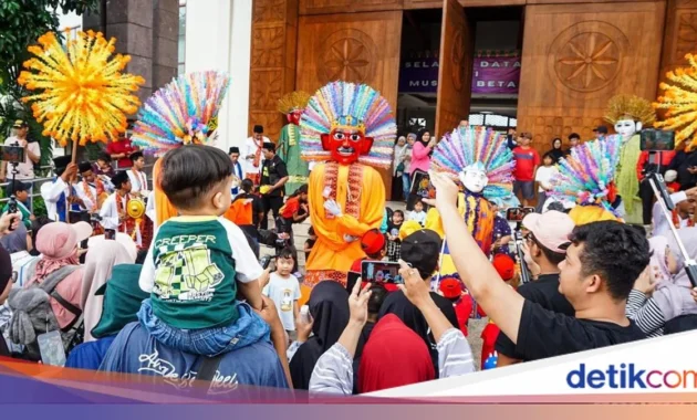 Perayaan HUT ke-499 Kota Jakarta Dimeriahkan Warga di Bundaran Hotel Indonesia