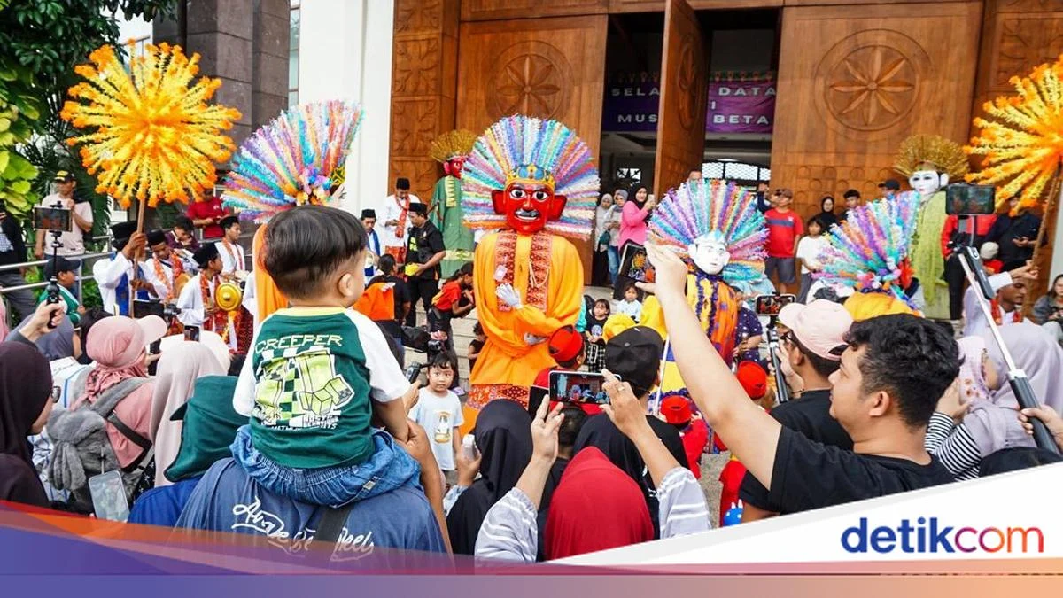 Perayaan HUT ke-499 Kota Jakarta Dimeriahkan Warga di Bundaran Hotel Indonesia