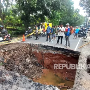 Perbaikan Meleset, Jalan Raya Lenteng Agung Dibuka Sebagian