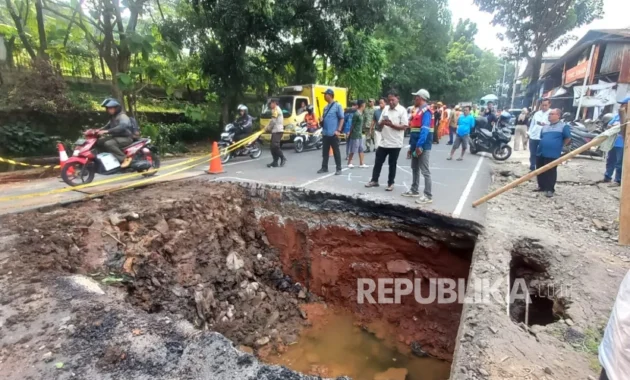 Perbaikan Meleset, Jalan Raya Lenteng Agung Dibuka Sebagian Perbaikan Meleset, Jalan Raya Lenteng Agung Dibuka Sebagian