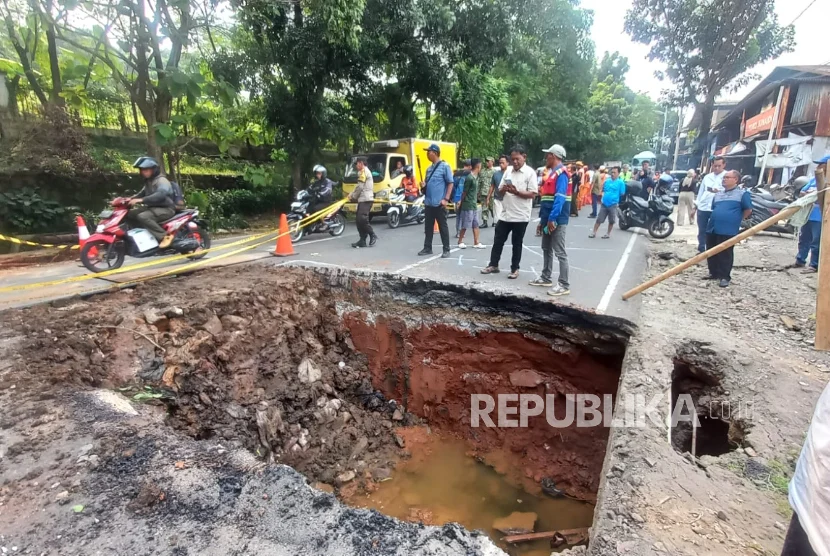 Perbaikan Meleset, Jalan Raya Lenteng Agung Dibuka Sebagian