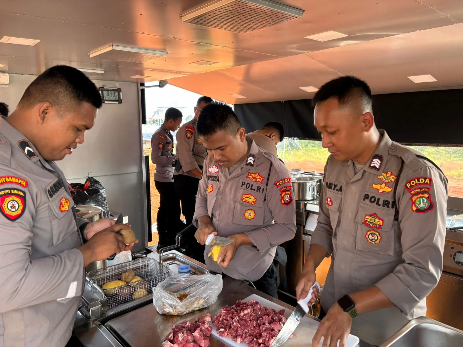 Polda Metro Jaya Kerahkan Dua Kendaraan Dapur Lapangan Bantu Korban Kebakaran