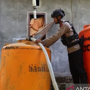 Polda Papua Barat Daya Salurkan 20 Ribu Liter Air Bersih untuk 160 Kepala Keluarga di Sorong