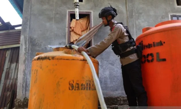 Polda Papua Barat Daya Salurkan 20 Ribu Liter Air Bersih untuk 160 Kepala Keluarga di Sorong Polda Papua Barat Daya Salurkan 20 Ribu Liter Air Bersih untuk 160 Kepala Keluarga di Sorong
