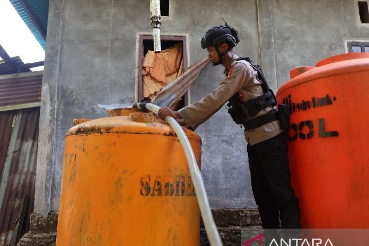 Polda Papua Barat Daya Salurkan 20 Ribu Liter Air Bersih untuk 160 Kepala Keluarga di Sorong