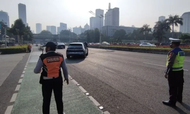 Polisi Buka Jalan Jenderal Sudirman ke Bundaran HI Usai Unjuk Rasa Mahasiswa Dibubarkan Polisi Buka Jalan Jenderal Sudirman ke Bundaran HI Usai Unjuk Rasa Mahasiswa Dibubarkan