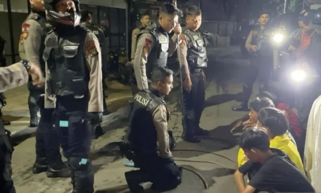 Polisi Tangkap Delapan Pemuda yang Akan Tawuran di Jakarta Timur Polisi Tangkap Delapan Pemuda yang Akan Tawuran di Jakarta Timur