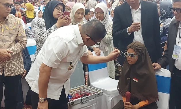 Polresta Banjarmasin Bagikan 1.000 Kacamata Gratis untuk Pelajar Polresta Banjarmasin Bagikan 1.000 Kacamata Gratis untuk Pelajar
