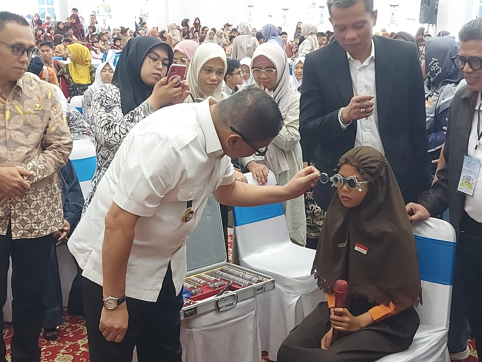 Polresta Banjarmasin Bagikan 1.000 Kacamata Gratis untuk Pelajar