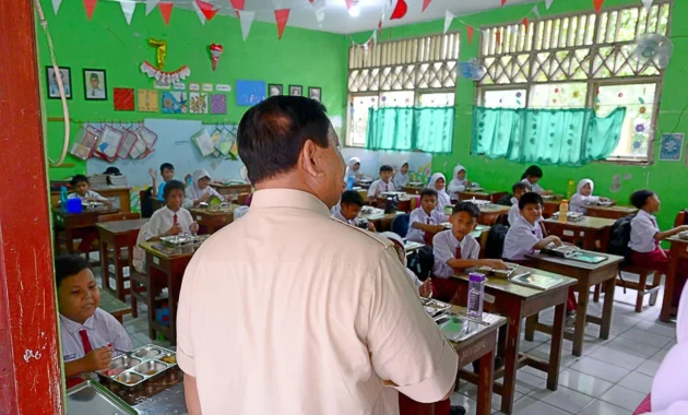 Prabowo Nyicip MBG di Ruang Kelas SMPN 111 Jakarta, Siswa Auto Tertib Prabowo Nyicip MBG di Ruang Kelas SMPN 111 Jakarta, Siswa Auto Tertib