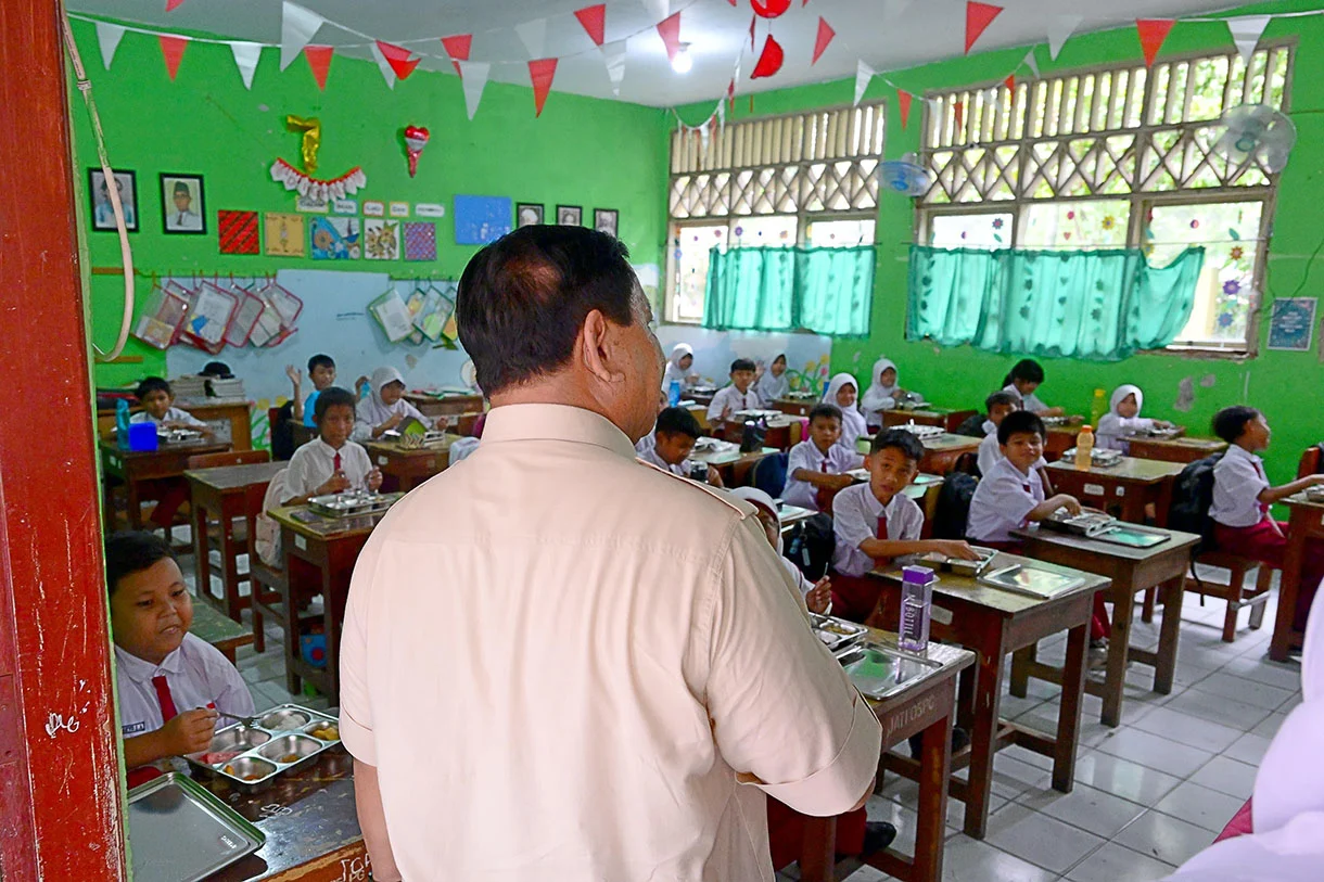 Prabowo Nyicip MBG di Ruang Kelas SMPN 111 Jakarta, Siswa Auto Tertib