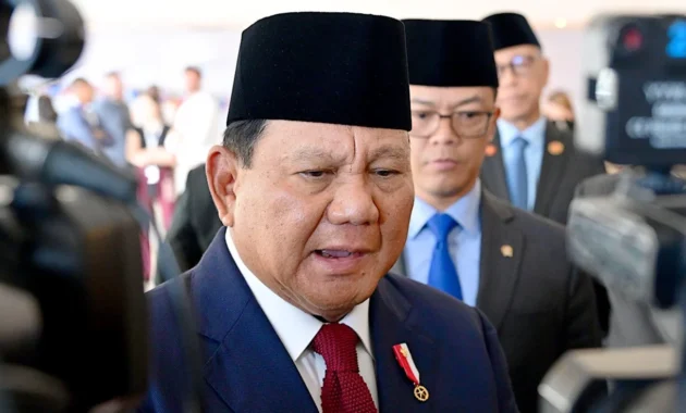 Prabowo Subianto Ganti Kepala BGN, Hadapi Kritik Kunjungan Luar Negeri, dan Periksa Program MBG