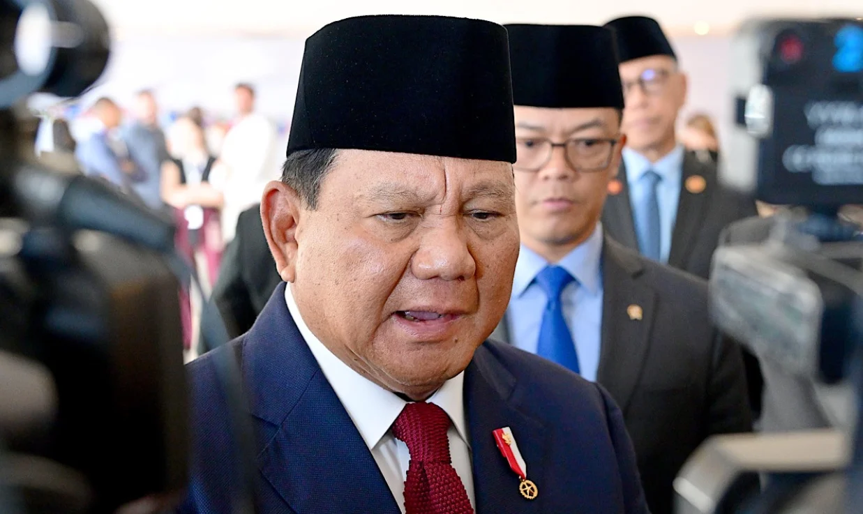 Prabowo Subianto Ganti Kepala BGN, Hadapi Kritik Kunjungan Luar Negeri, dan Periksa Program MBG