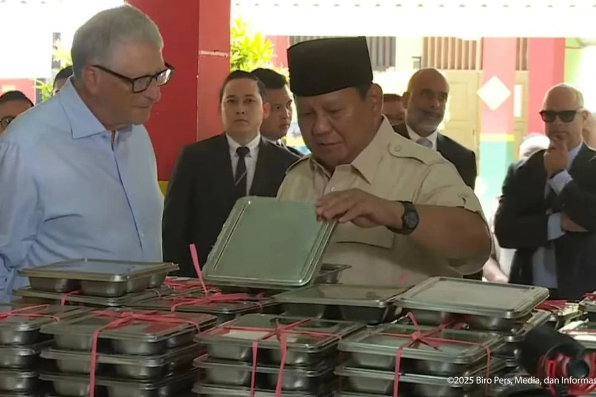 Prabowo Subianto Kunjungi SMPN 111 Jakarta, Cek Program MBG dan Makan Bersama Siswa