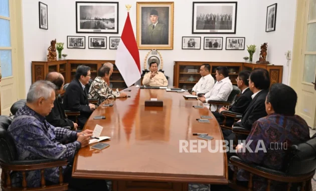 Prabowo Tegaskan Politik Bebas Aktif dalam Pertemuan dengan 8 Duta Besar di Istana Prabowo Tegaskan Politik Bebas Aktif dalam Pertemuan dengan 8 Duta Besar di Istana