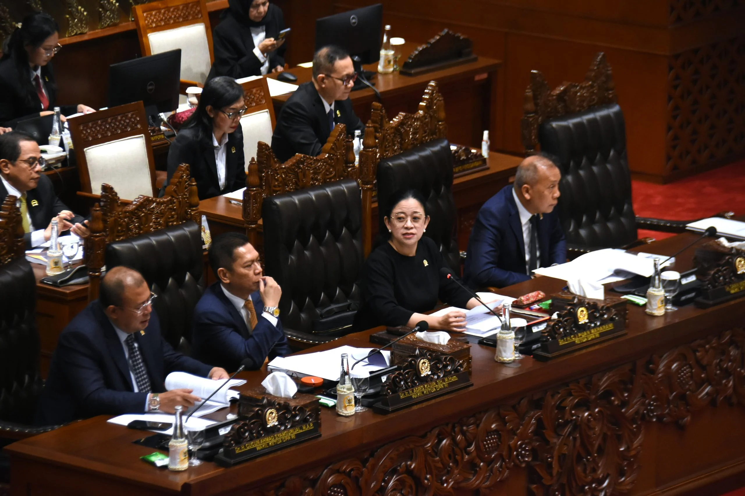 Puan Pimpin Paripurna DPR Bahas LHP LKPP 2025 dan Naturalisasi Dua Pesepakbola