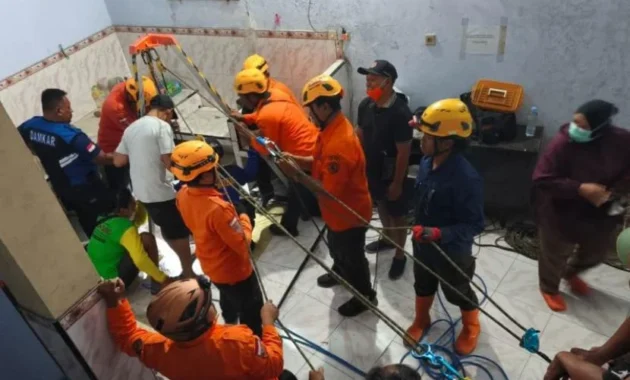 Remaja di Ponorogo Berhasil Dievakuasi dari Sumur 25 Meter Remaja di Ponorogo Berhasil Dievakuasi dari Sumur 25 Meter