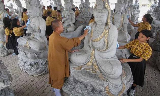 Ritual Memandikan Patung Buddha: Simbol Pembersihan Diri di Vihara Vajra Bumi