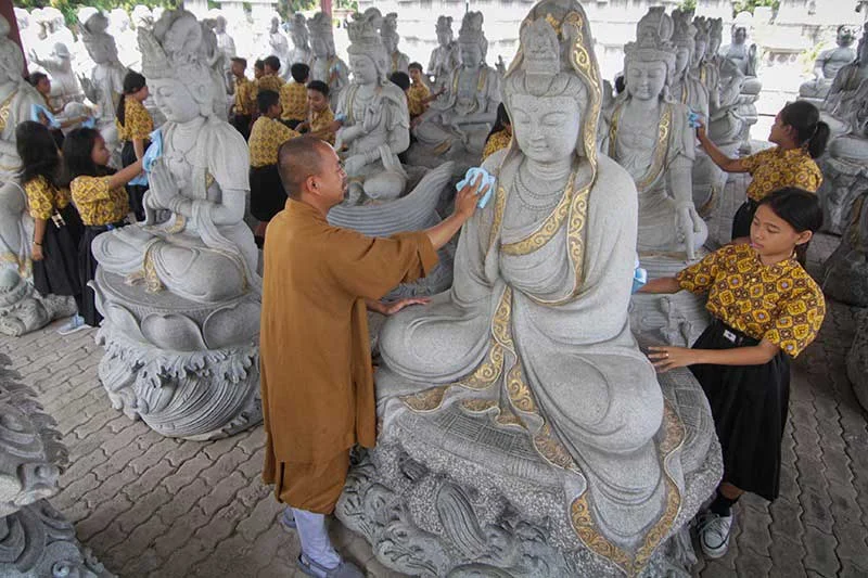 Ritual Memandikan Patung Buddha: Simbol Pembersihan Diri di Vihara Vajra Bumi