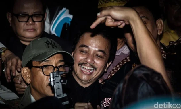 Roy Suryo dan Tifa Diboyong ke Polda Metro Jaya Usai Keluar dari RS Polri