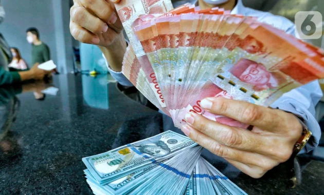 Rupiah Tergerus Sentimen Eksternal, Hari Ini Berakhir Tembus Rp17.843 per USD Rupiah Tergerus Sentimen Eksternal, Hari Ini Berakhir Tembus Rp17.843 per USD
