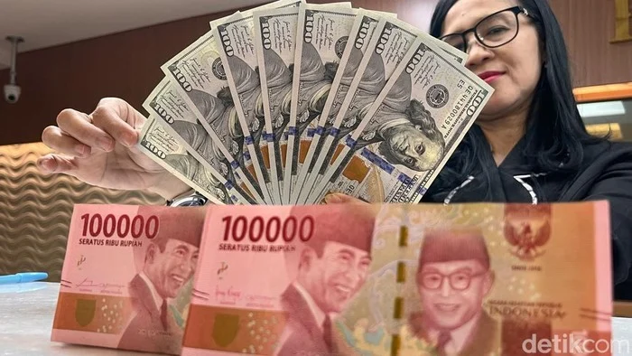 Rupiah Tertekan Pecah 17.900 per Dolar: Ketegangan Geopolitik dan Data Ekonomi Memicu Gejolak Pasar