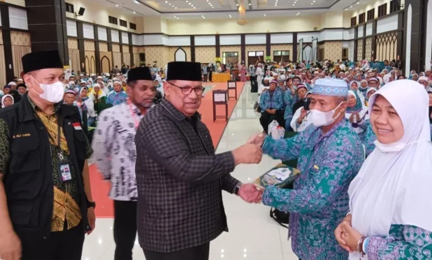 Sambut Kedatangan Jemaah Haji, Gubernur Sulsel Bagi Uang Tunai ke Beberapa Kelompok Sambut Kedatangan Jemaah Haji, Gubernur Sulsel Bagi Uang Tunai ke Beberapa Kelompok
