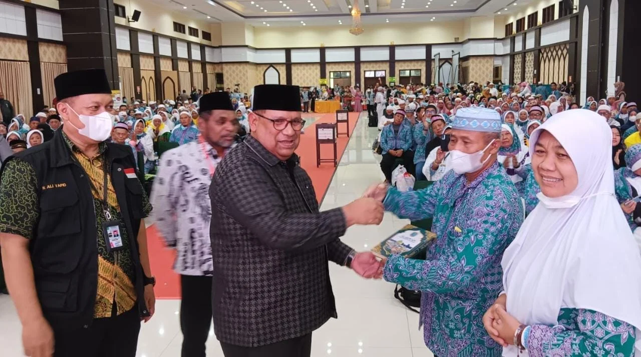 Sambut Kedatangan Jemaah Haji, Gubernur Sulsel Bagi Uang Tunai ke Beberapa Kelompok