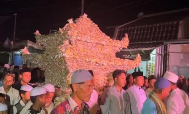 Sambut Muharam, Satu Kampung di Lumajang Arak Tempe Wedok