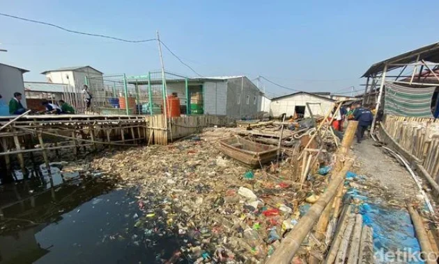 Sampah dari Hulu Jadi Tantangan Utama Penanganan di Muara Angke