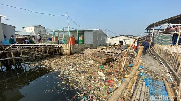Sampah dari Hulu Jadi Tantangan Utama Penanganan di Muara Angke