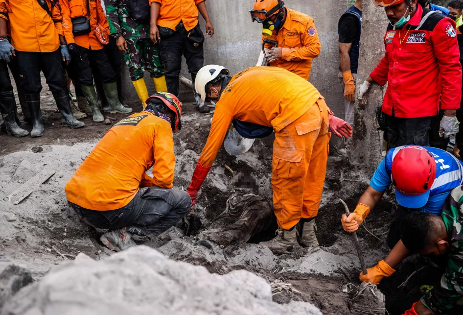 SAR Terapkan Metode Slope Rescue untuk Evakuasi Pendaki Gunung Semeru