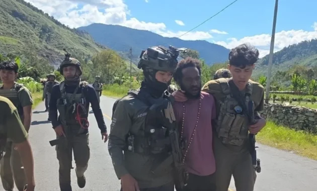 Satgas Damai Cartenz Tangkap Perantara Penyalur Senjata Api Jaringan KKB di Papua Pegunungan