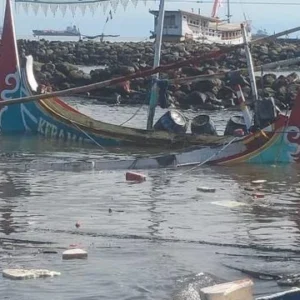 Sejumlah Perahu Nelayan di Situbondo Rusak Dihantam Gelombang Tinggi