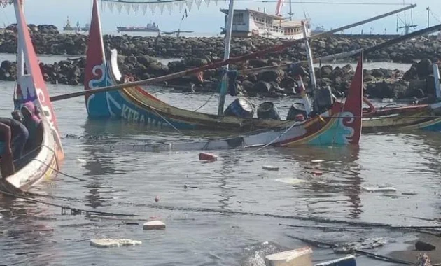Sejumlah Perahu Nelayan di Situbondo Rusak Dihantam Gelombang Tinggi Sejumlah Perahu Nelayan di Situbondo Rusak Dihantam Gelombang Tinggi