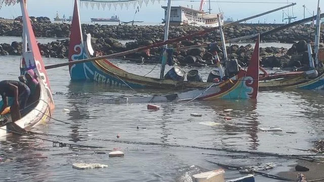 Sejumlah Perahu Nelayan di Situbondo Rusak Dihantam Gelombang Tinggi