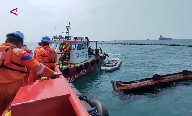 Simulasi Penanganan Darurat Antisipasi Kebocoran Pipa BBM di Laut Simulasi Penanganan Darurat Antisipasi Kebocoran Pipa BBM di Laut