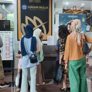 Strategi Investor Ritel Hadapi Penurunan Harga Emas: Tetap Hold dan Cicil Beli