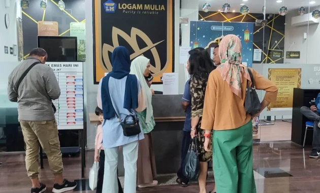 Strategi Investor Ritel Hadapi Penurunan Harga Emas: Tetap Hold dan Cicil Beli